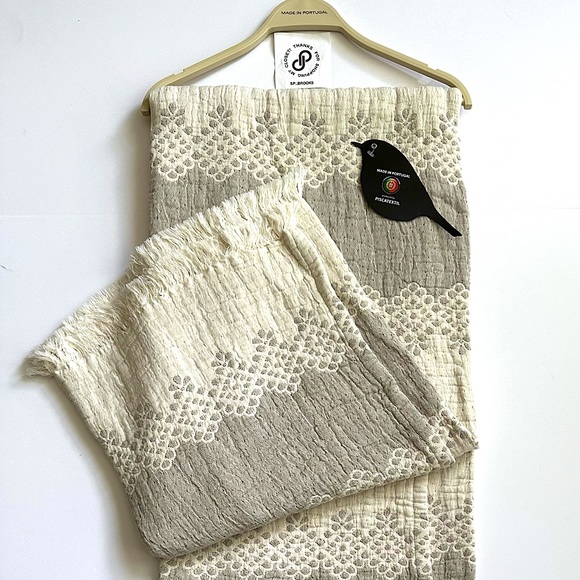 🎁Piscatextil Throw Blanket - Reversible Oatmeal and Taupe with Staggered Drops - Picture 3 of 7